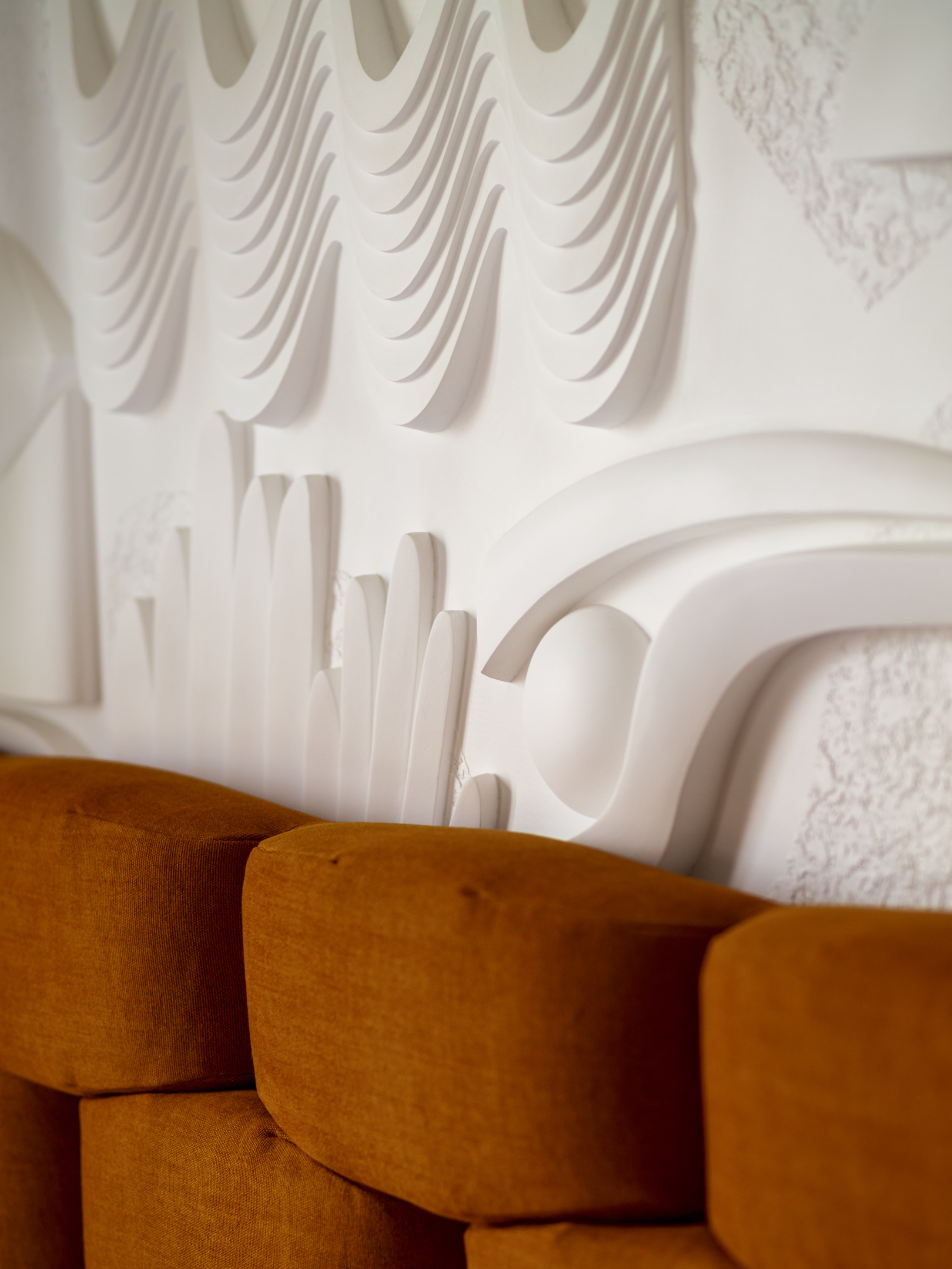 Гипсовое панно в спальне