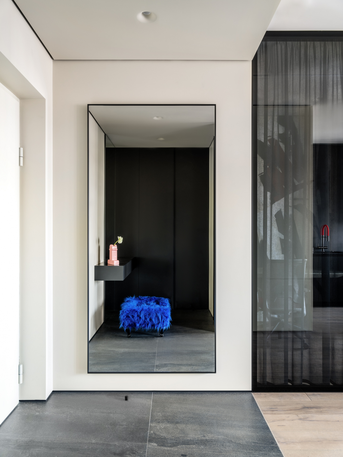 Прихожая с большими шкафами