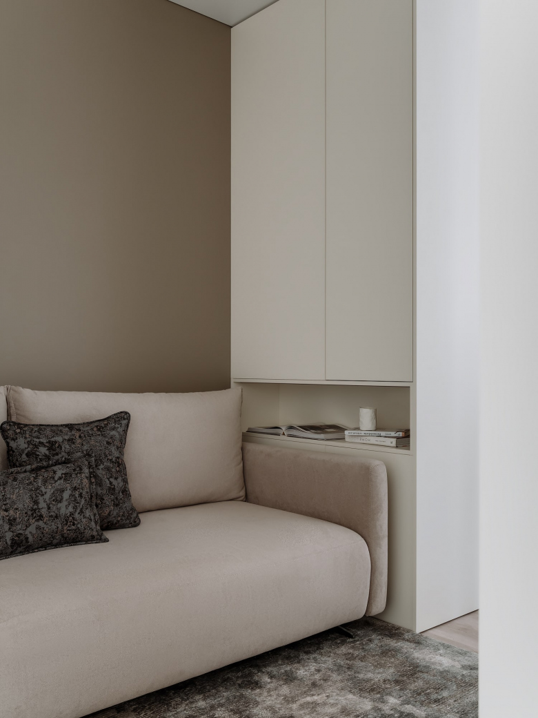 Ниша для книг в гостиной