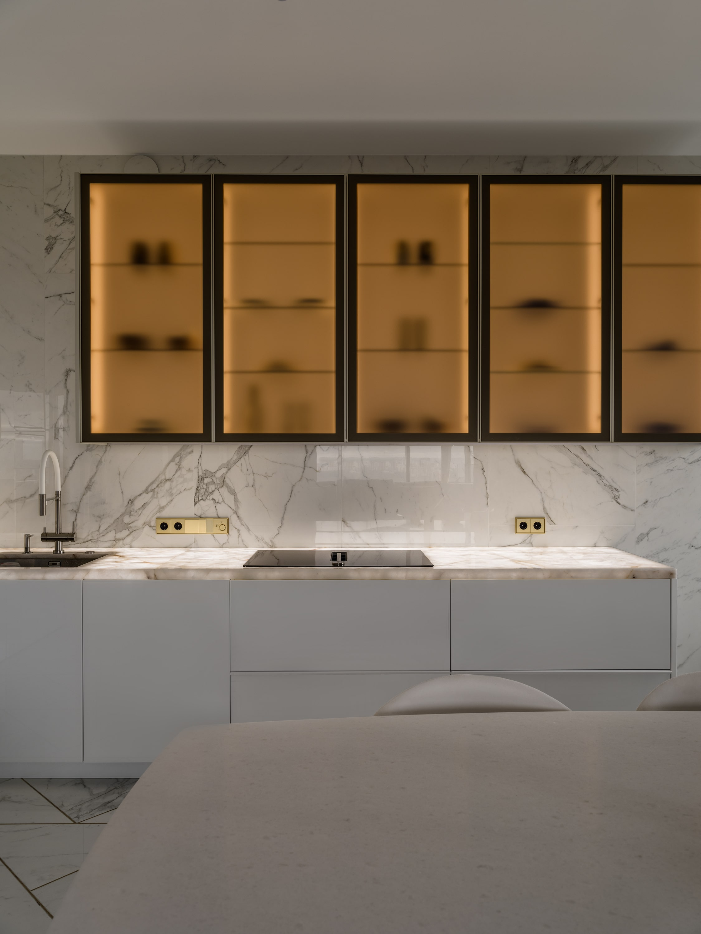 Подсветка белой кухни