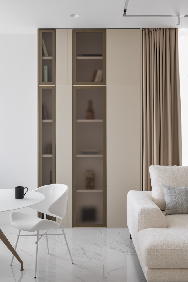 Шкаф для посуды со стеклянными фасадами