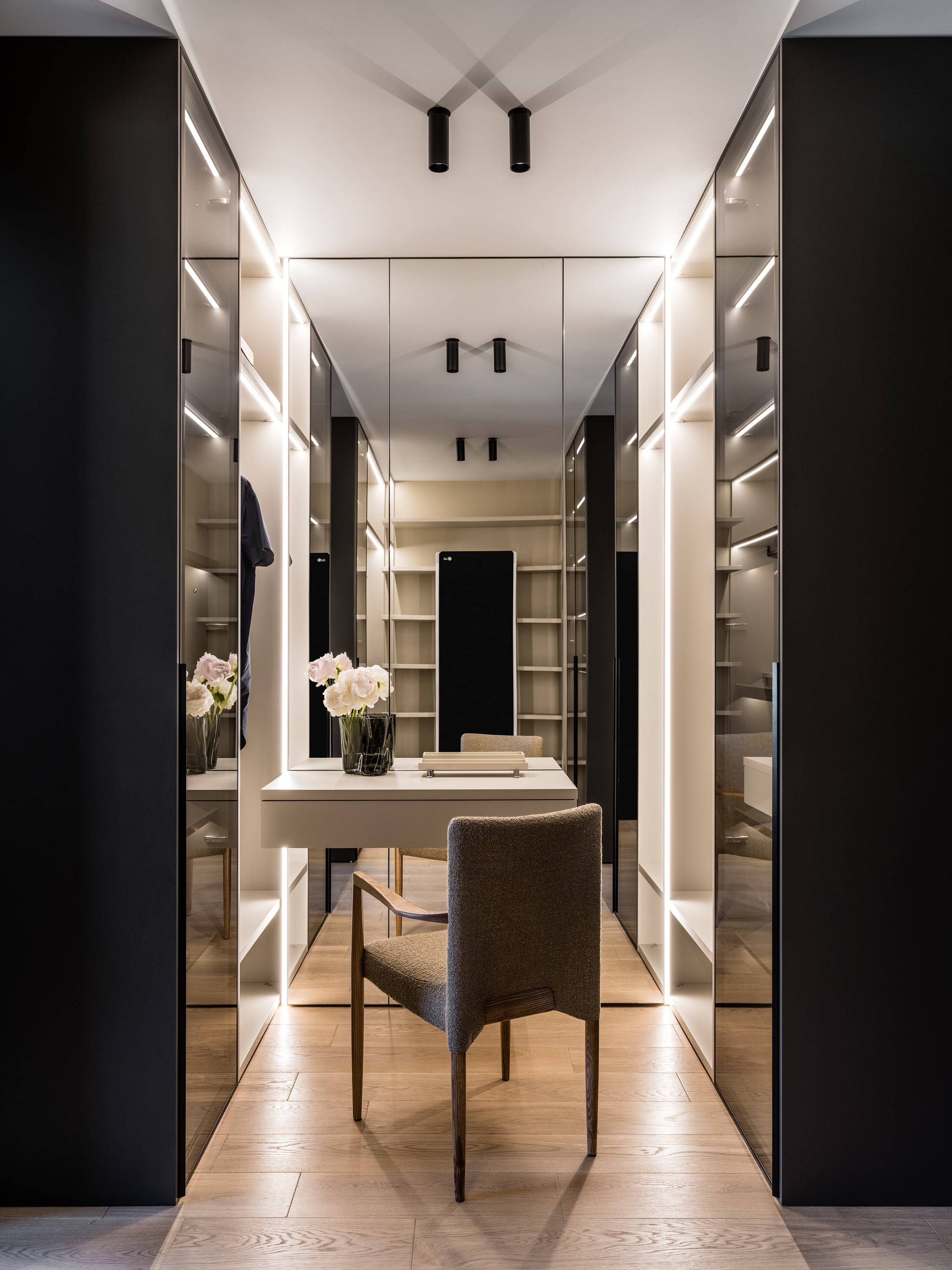 Проходная гардеробная комната