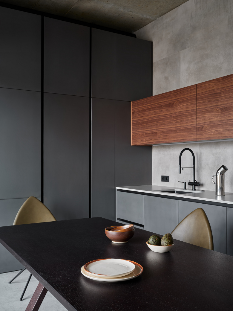 Обеденный стол