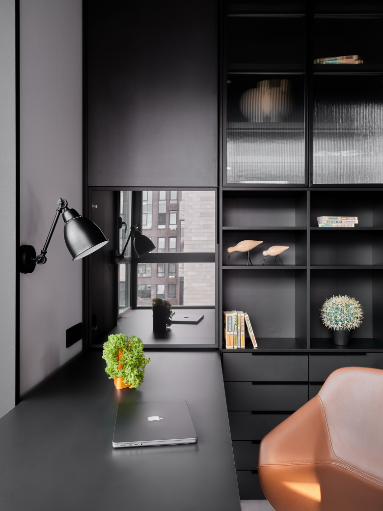 Стеллаж у окна