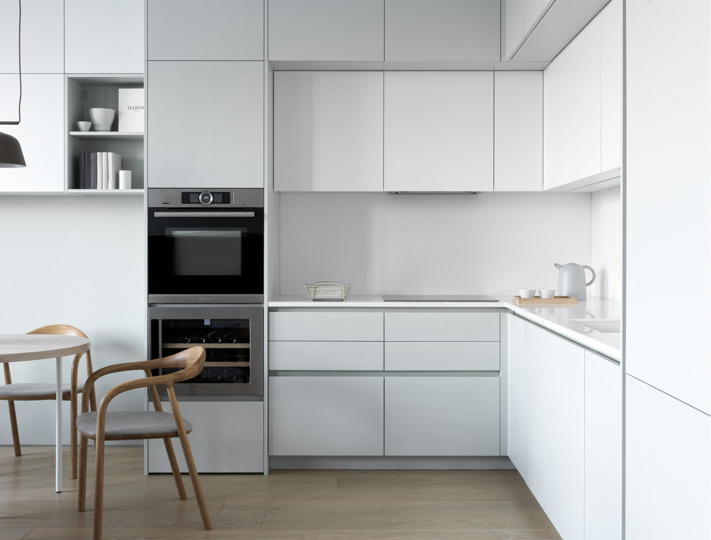 Угловая кухня с пеналом для техники