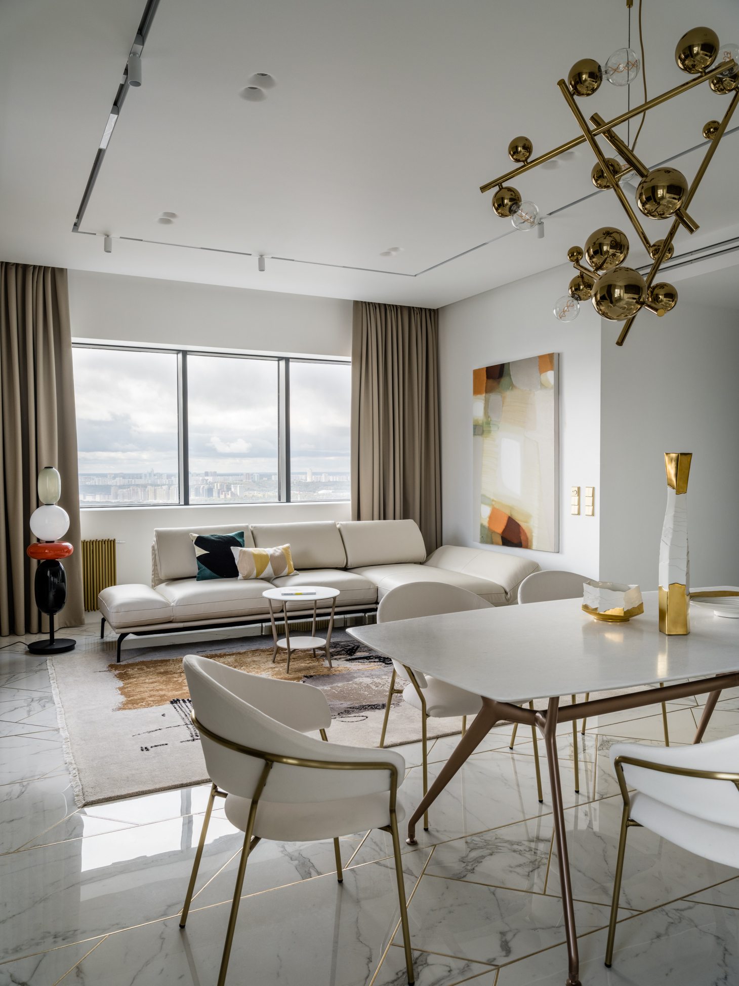 Белая кухня-гостиная