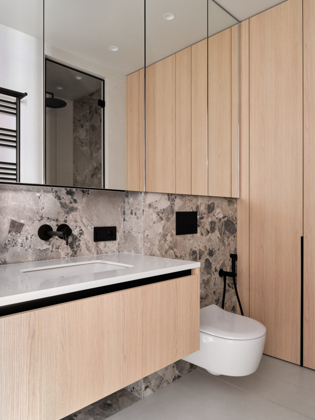 Хозяйственный шкаф и зеркало в ванной