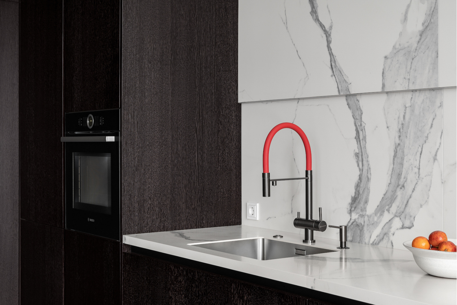 Мойка на кухне в шпоне дуба без верхних ящиков