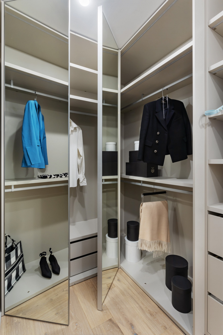 Распашные зеркальные фасады