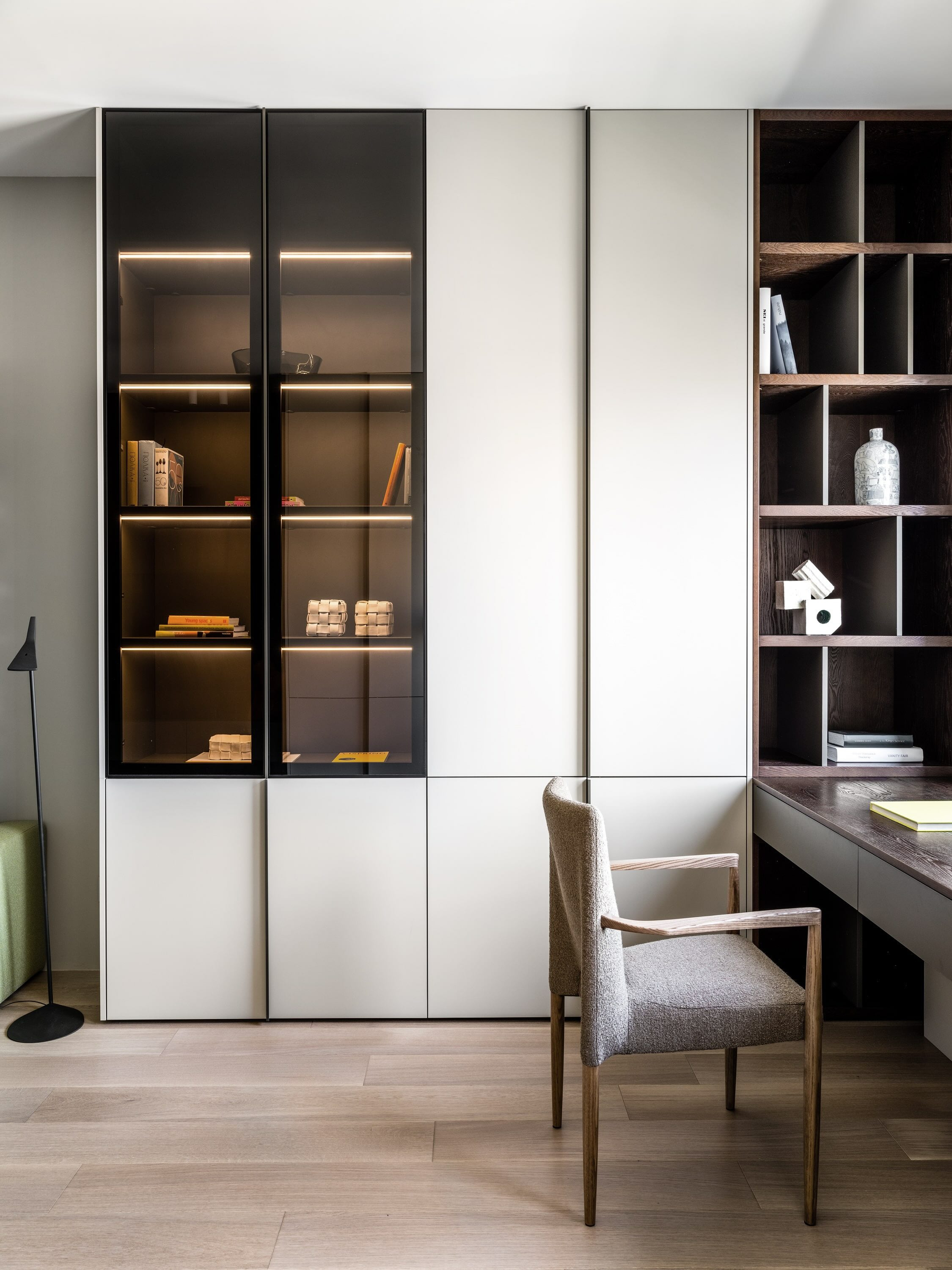 Книжный шкаф с подсветкой