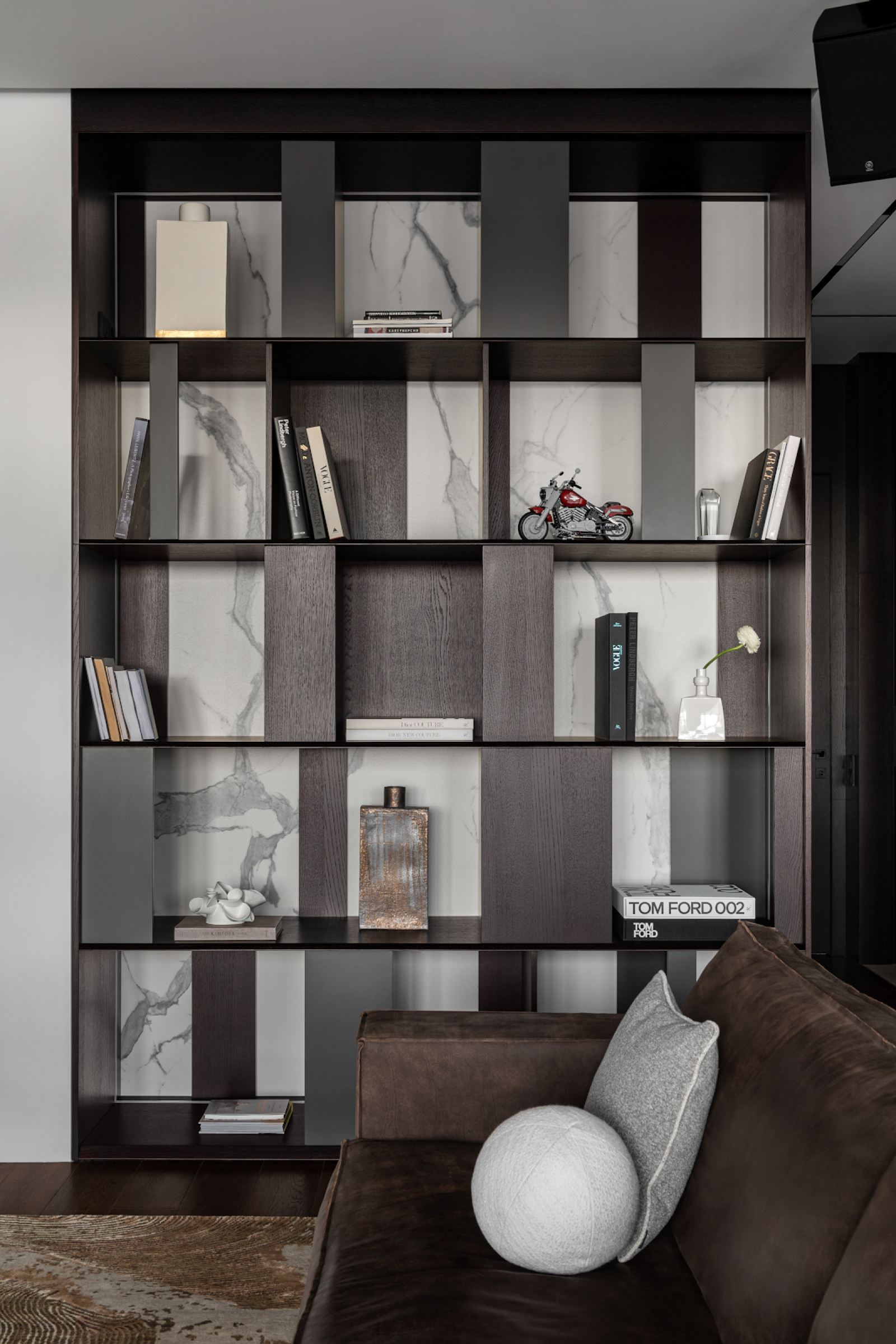 Стеллаж для книг в гостиной из МДФ