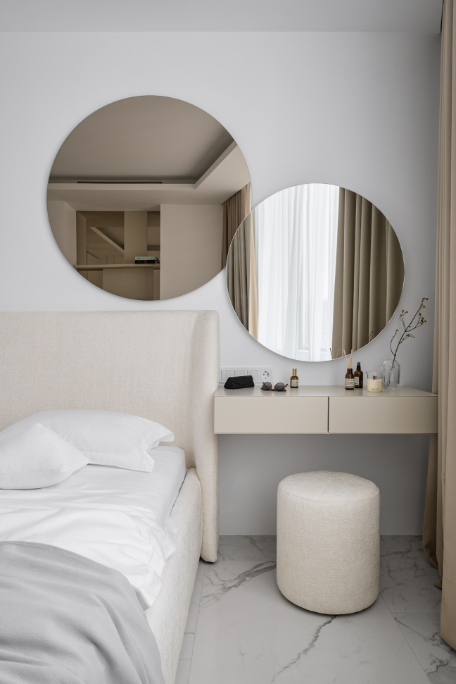 Косметический столик с ящиками в спальне