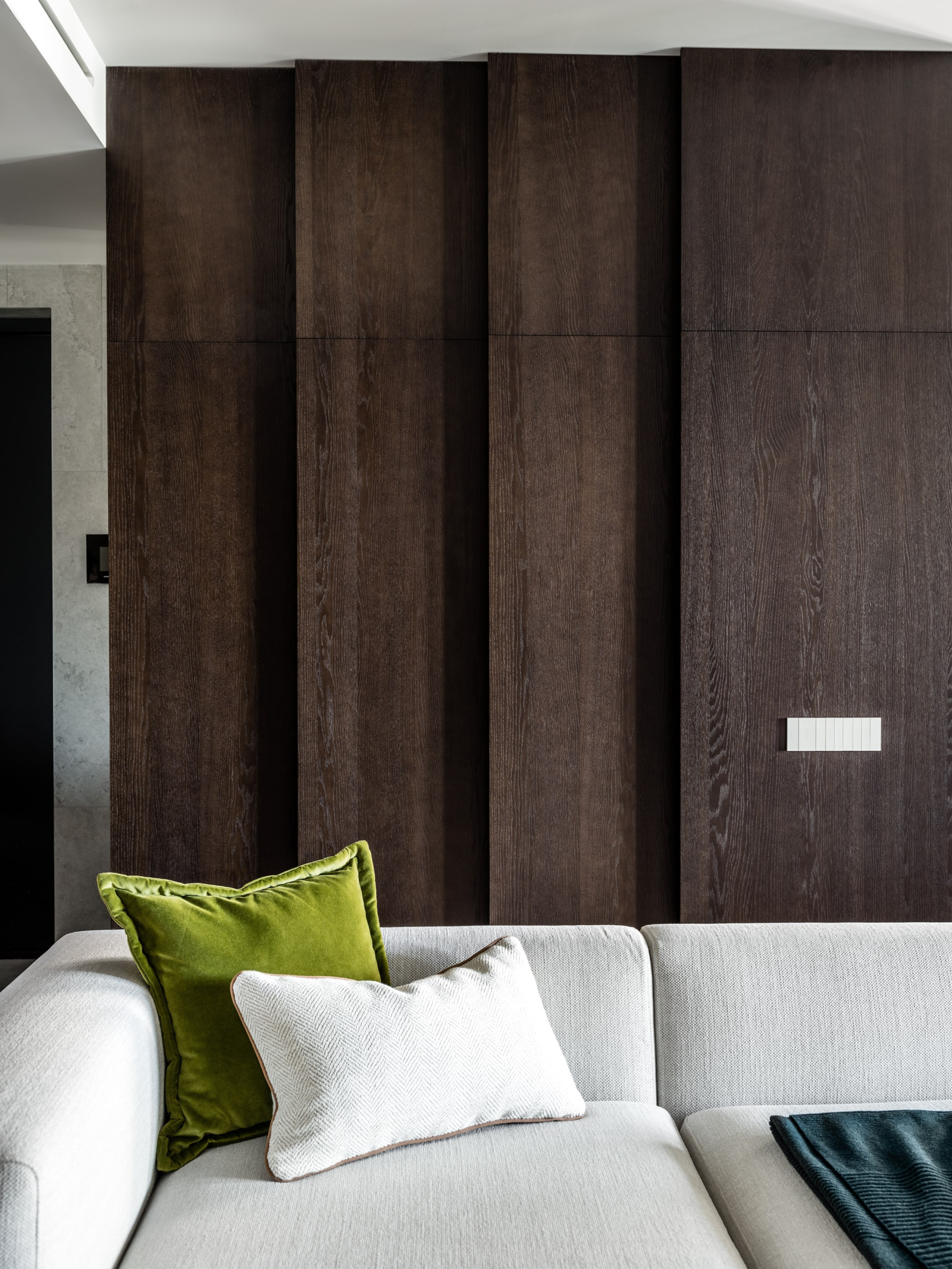 Оформление стен панелями в шпоне