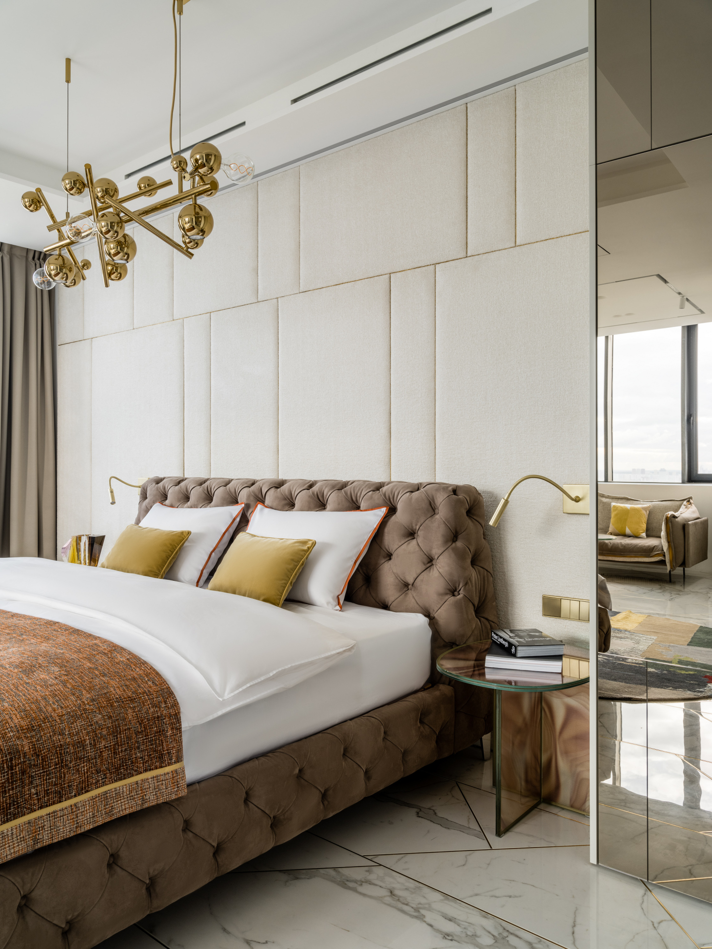 Спальня с рабочим местом и ванной