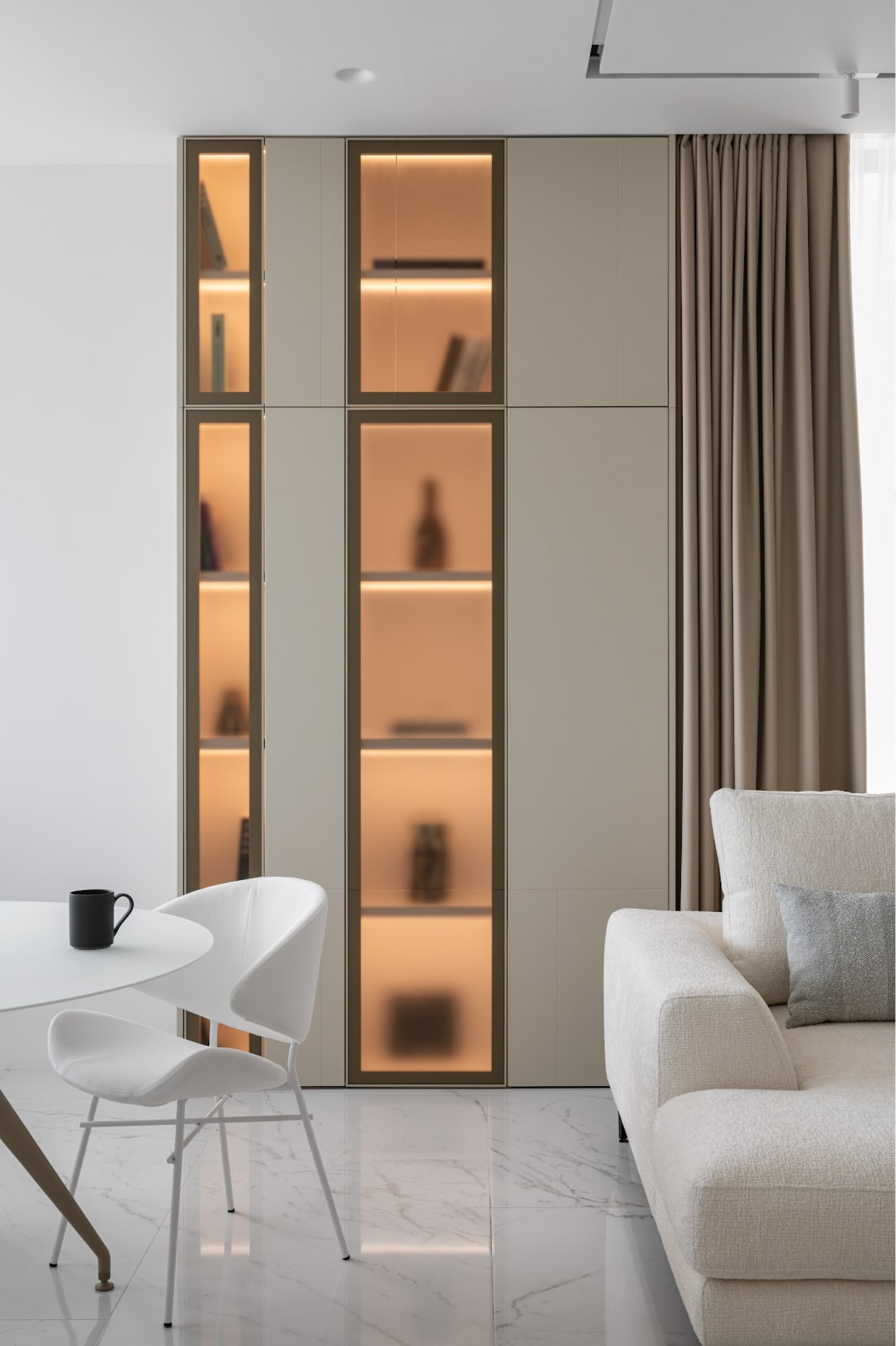 Бежевый шкаф для посуды с подсветкой