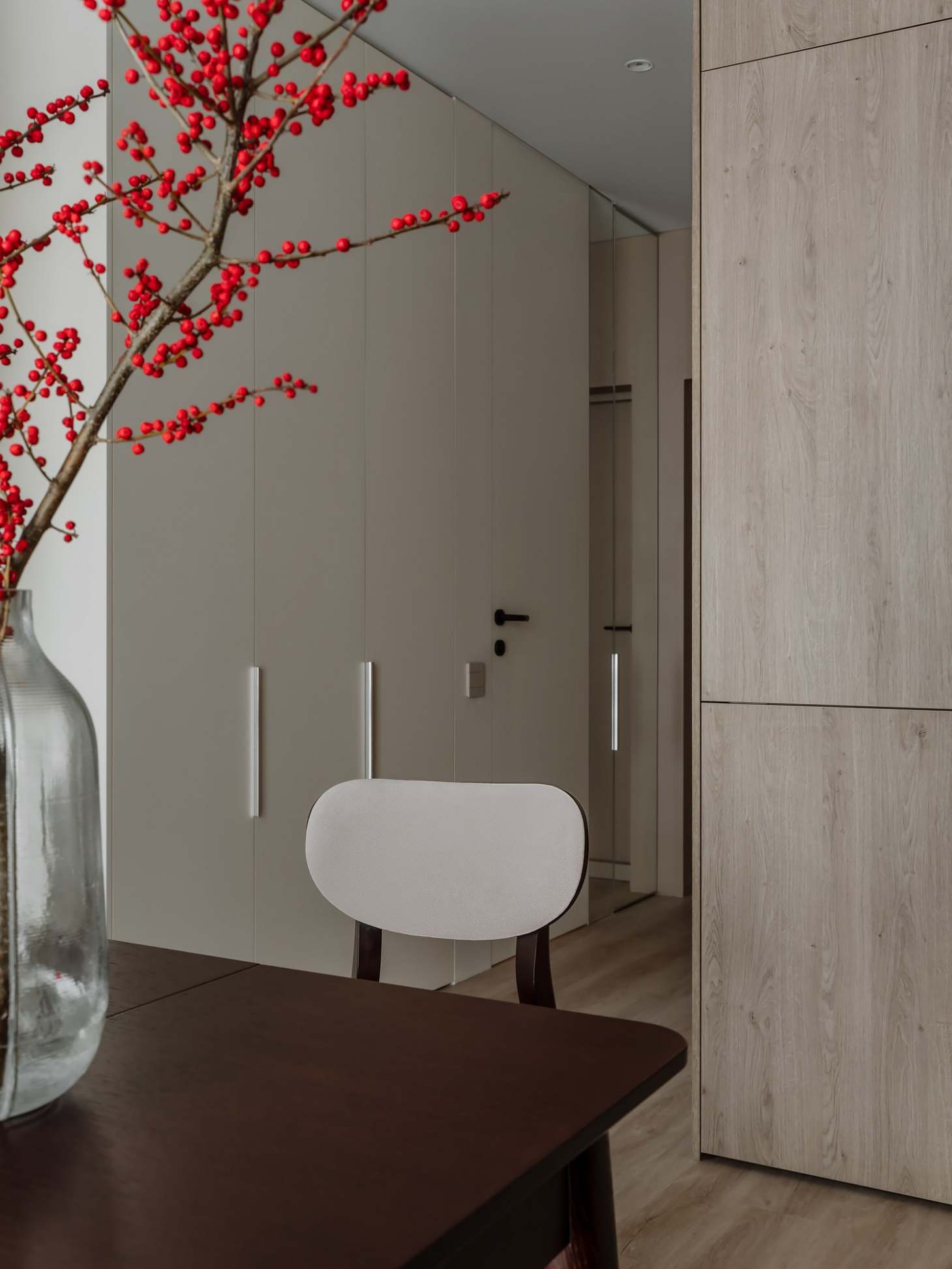 Большой шкаф для одежды