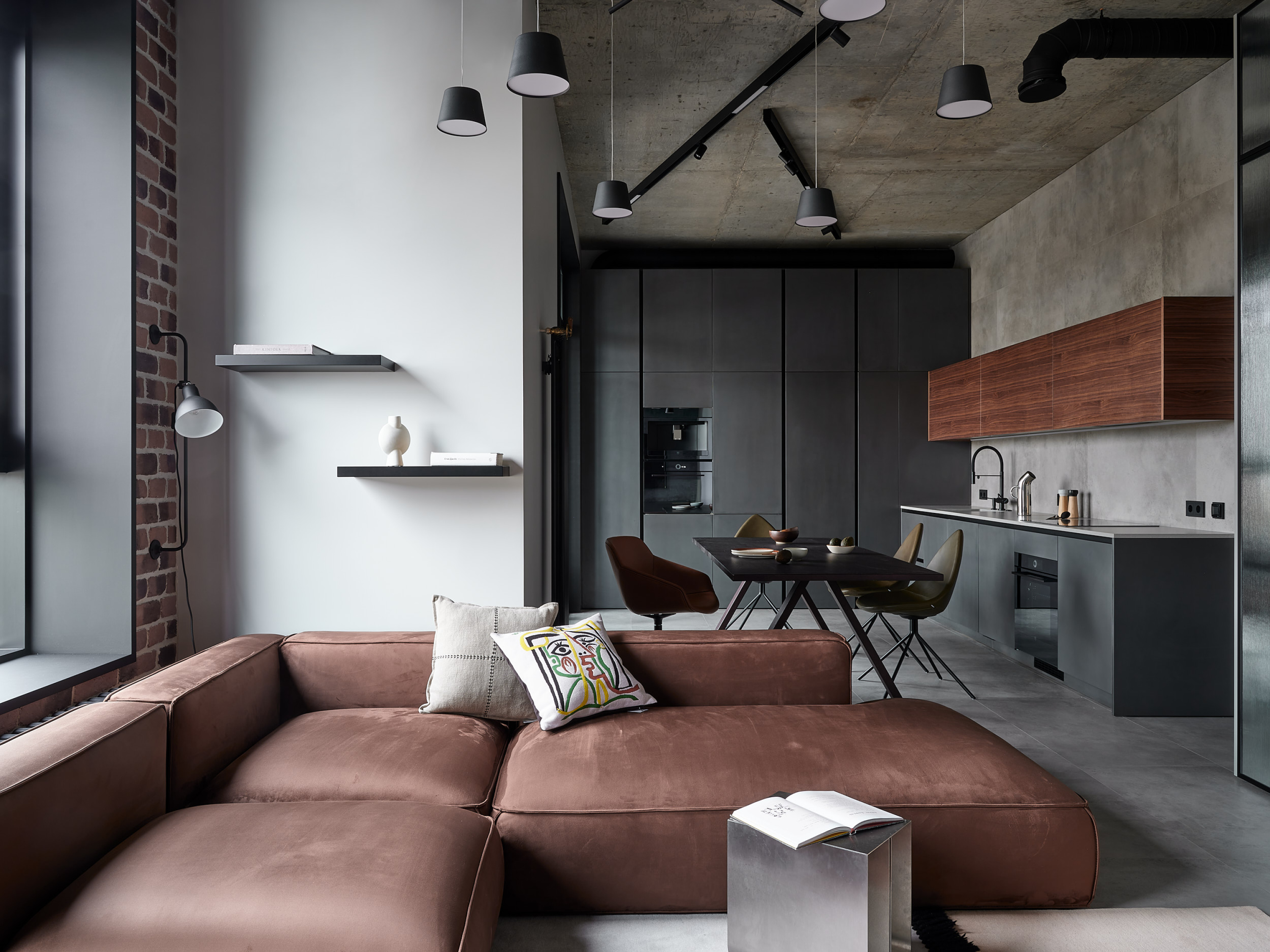 80 m<sup>2</sup> Loft-Style Apartment With Two Workplaces: Photos, Videos, and Interior Estimate