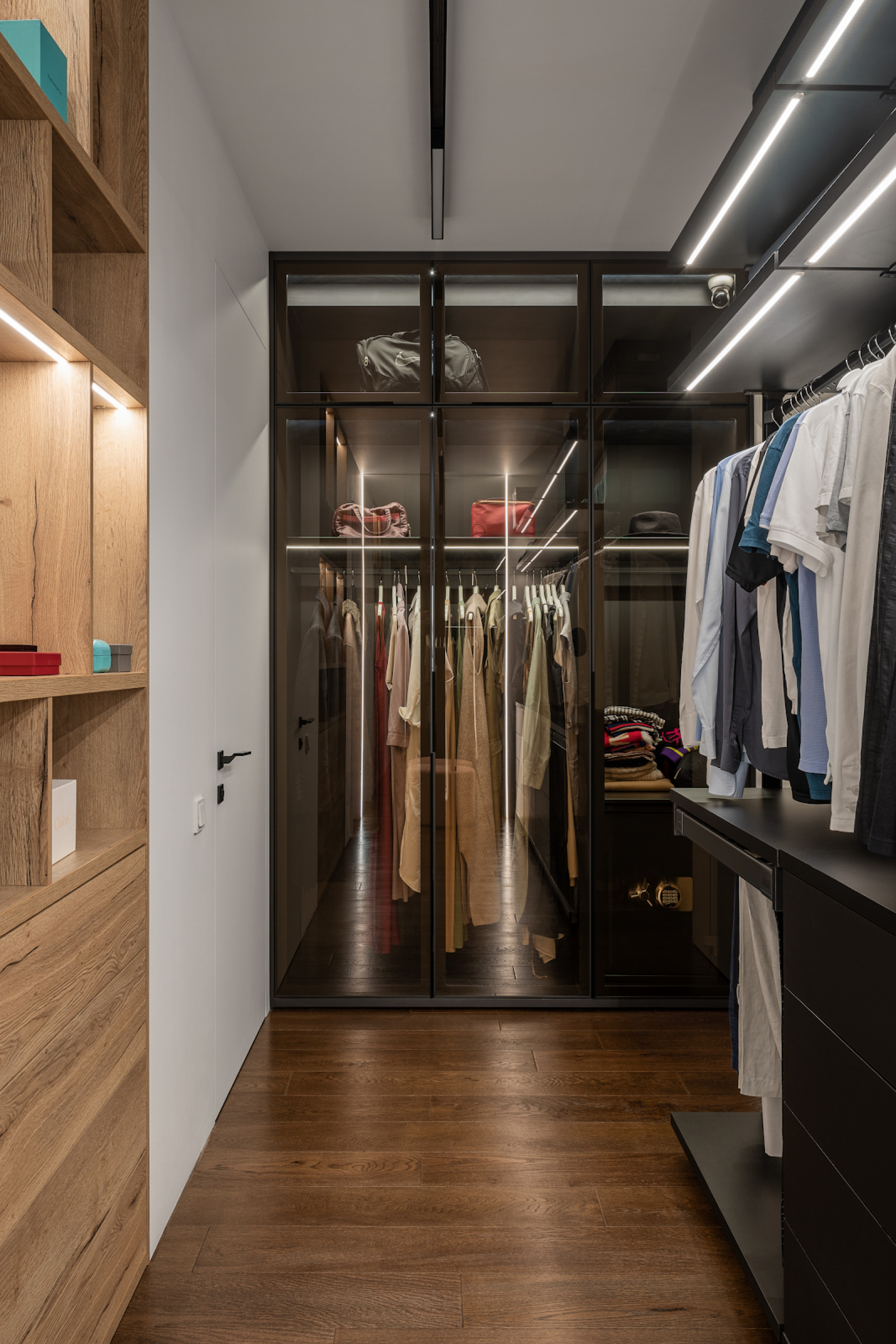 Гардеробная с открытым хранением и подсветкой