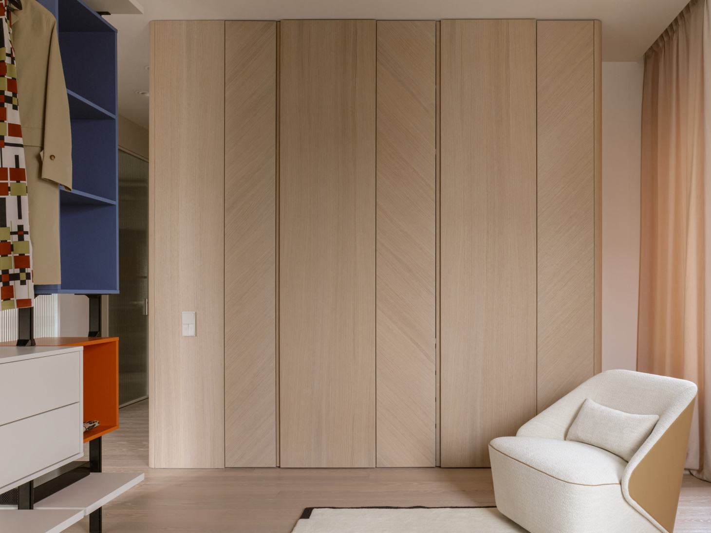 Современный шкаф для гардеробной