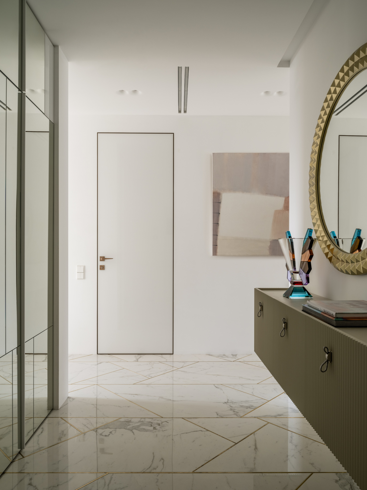 Прихожая с тумбой и пуфом