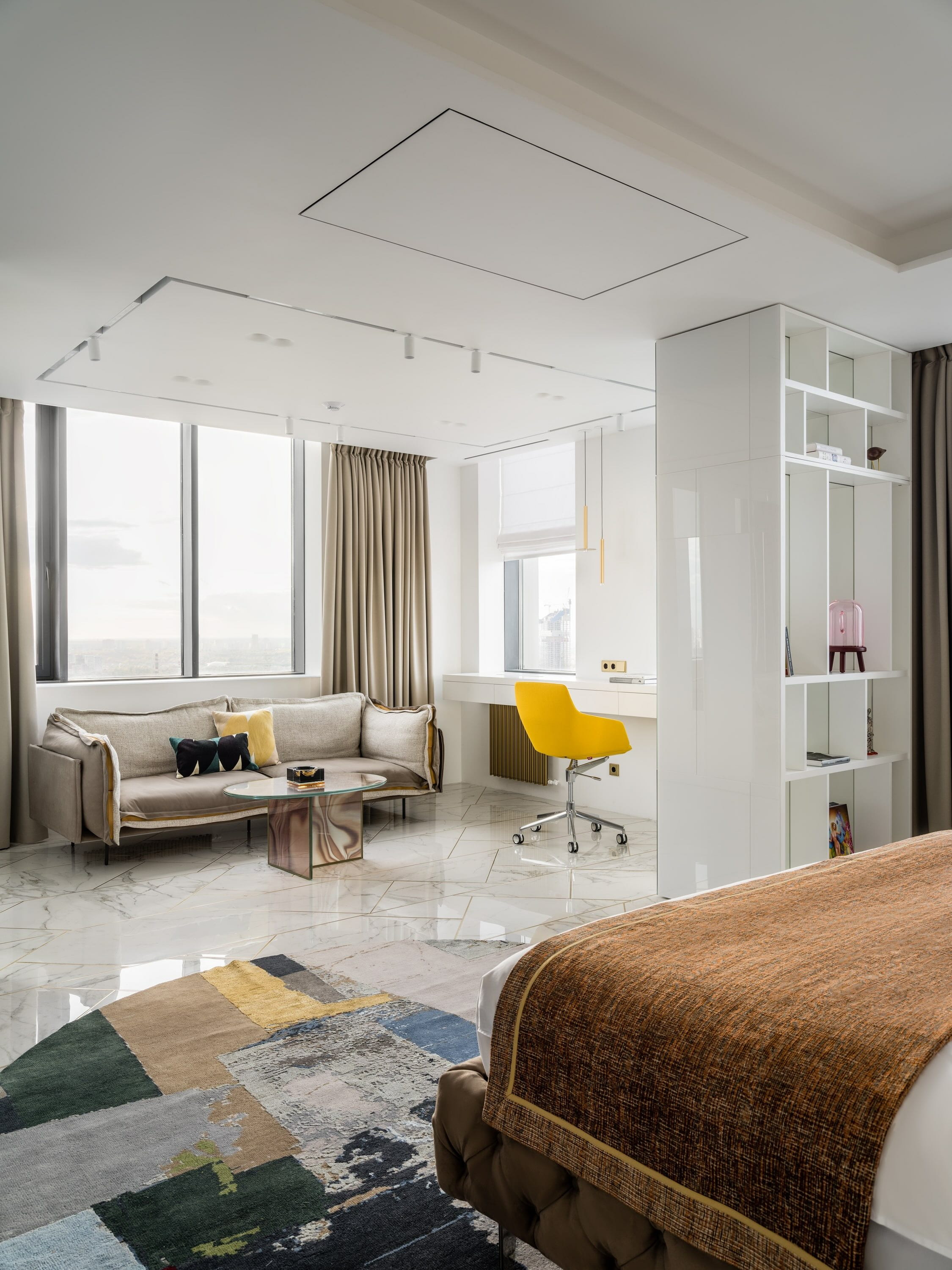 Спальня с рабочим местом у окна