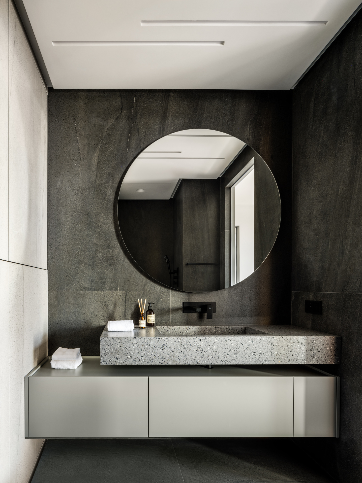 Раковина из камня