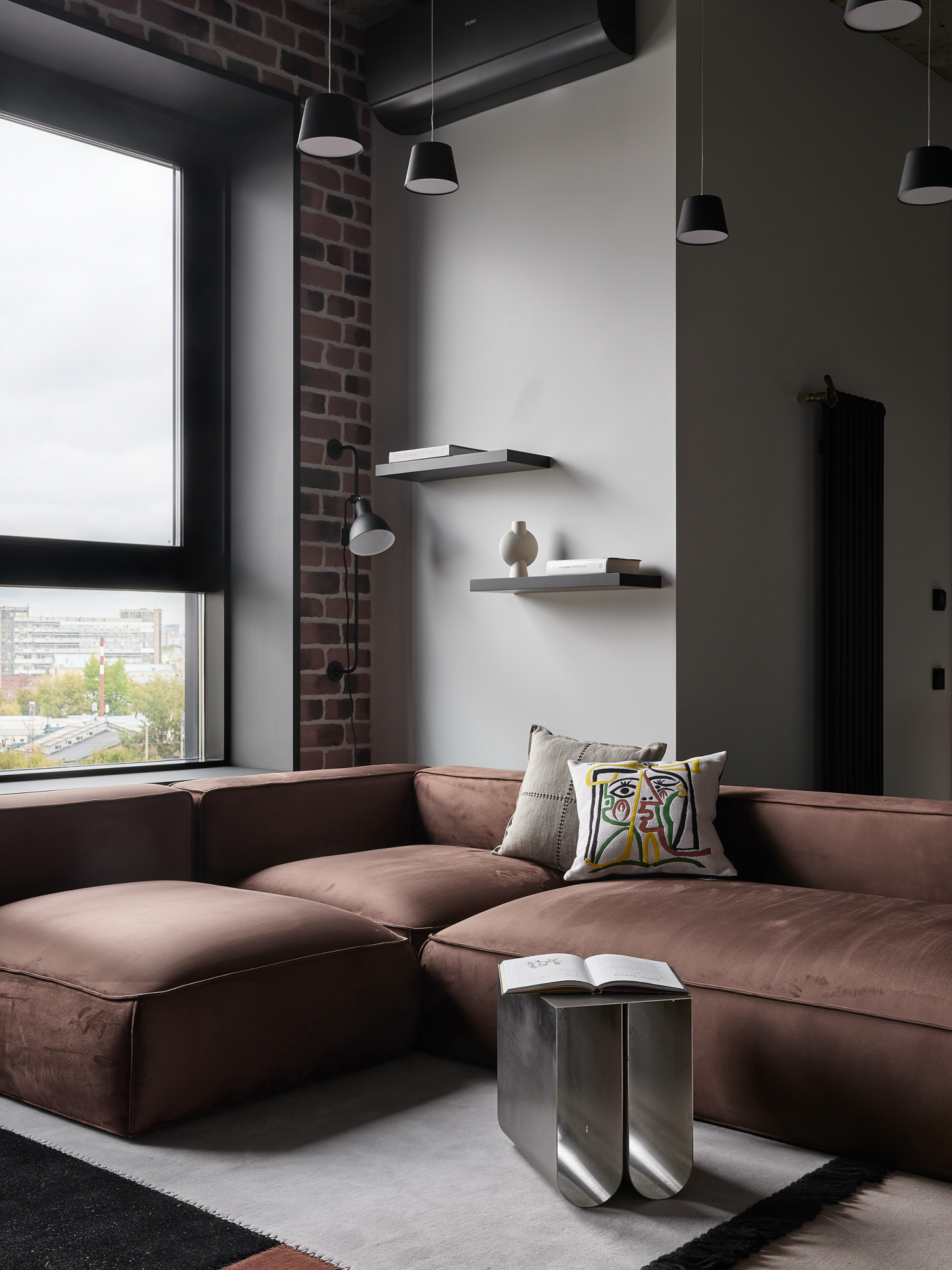 Книжные полки в гостиной