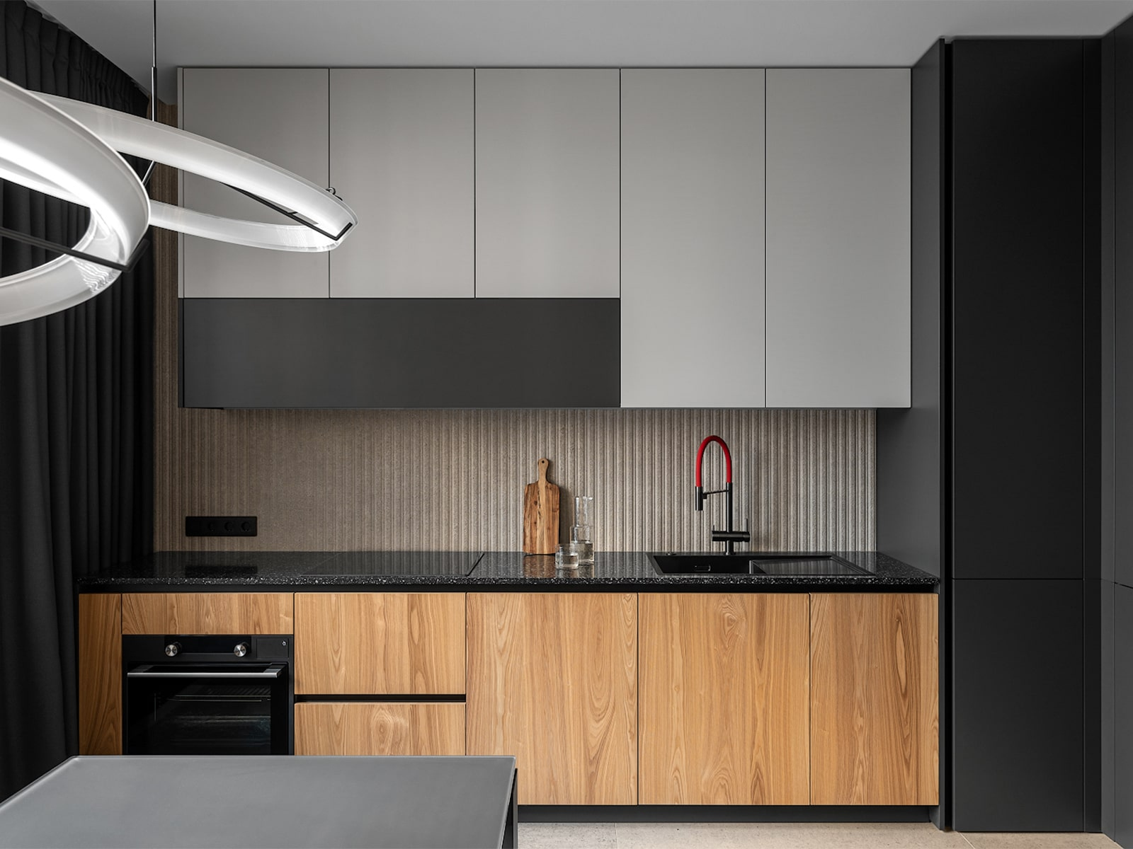 Кухня с фасадами из эмали и ясеня