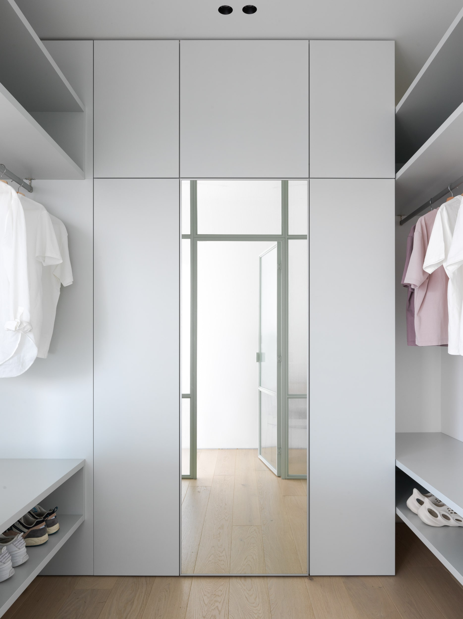 Гардеробная с зеркалом