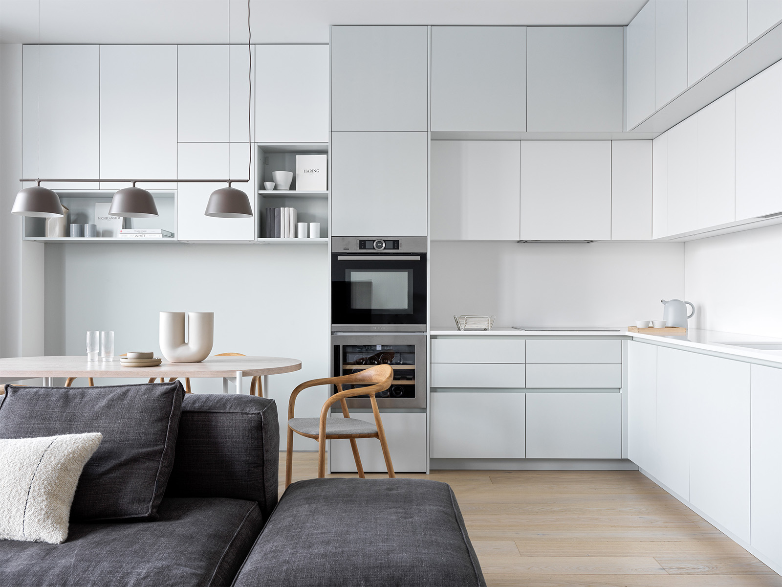 Светлая угловая кухня