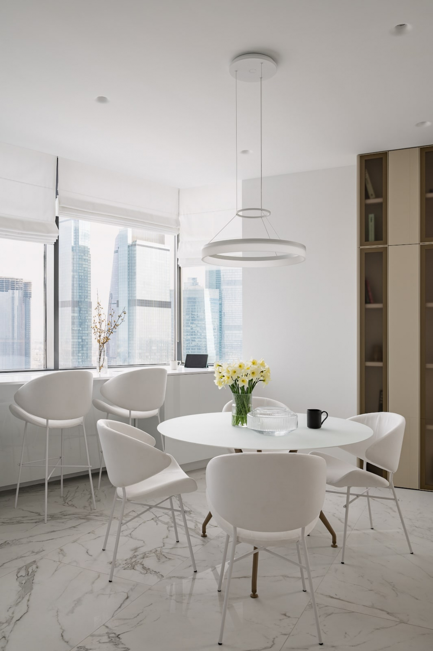 Глянцевая кухня с видом на Москва Сити